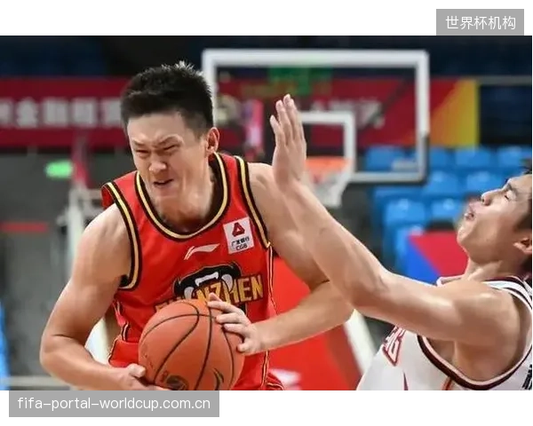 周鹏在深圳队季后赛中扮演关键角色，其防守贡献和得分纪录彰显老将价值。